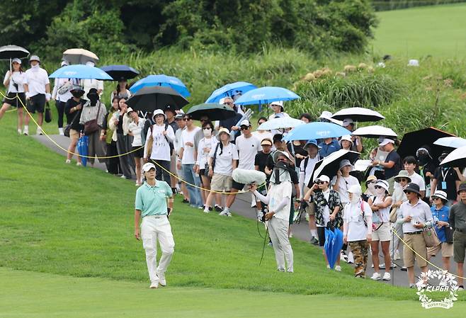 박성현의 팬클럽 ‘남달라’ 회원들이 코스를 가득 메운 채 박성현의 플레이를 지켜보고 있다.  [KLPGA 투어]