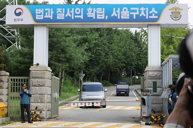 김건희 여사 관련 의혹을 수사하는 민중기 특별검사팀이 지난 7일 윤석열 전 대통령의 체포에 실패한 뒤 경기도 의왕시 서울구치소를 나서고 있다. [연합]