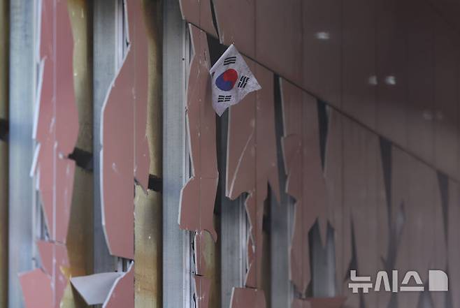 [서울=뉴시스] 황준선 기자 = 지난 1월19일 윤석열 대통령 지지자들의 폭력 사태가 벌어진 서울 마포구 서울서부지방법원의 외벽과 유리창이 파손돼 있다. 2025.01.19. hwang@newsis.com