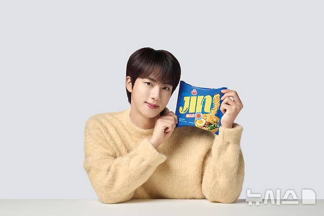 [서울=뉴시스] 오뚜기가 진라면 글로벌 모델로 BTS 진을 발탁했다.(사진=오뚜기 제공)