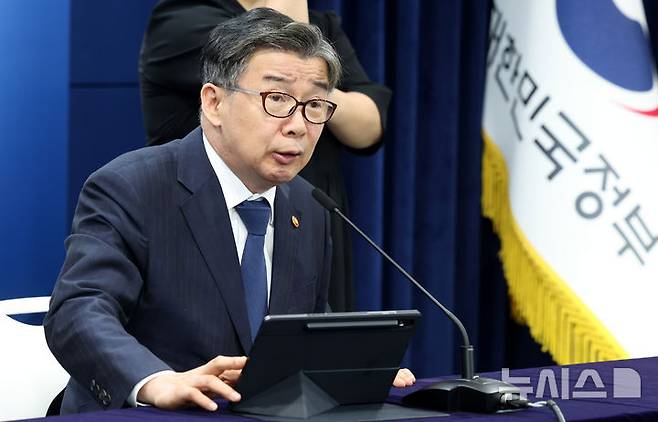 [서울=뉴시스] 추상철 기자 = 유철환 국민권익위원장이 4일 오전 서울 종로구 정부서울청사에서 'APEC 반부패, 투명성 회의 등 관련 주요 성과 보고' 브리핑을 하고 있다. 2025.08.04. scchoo@newsis.com