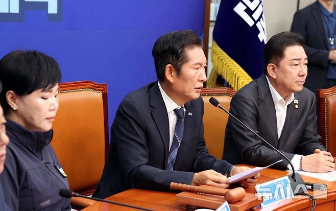 [서울=뉴시스] 조성봉 기자 = 정청래 더불어민주당 대표가 6일 오전 서울 여의도 국회에서 열린 최고위원회의에서 발언을 하고 있다. 2025.08.06. suncho21@newsis.com