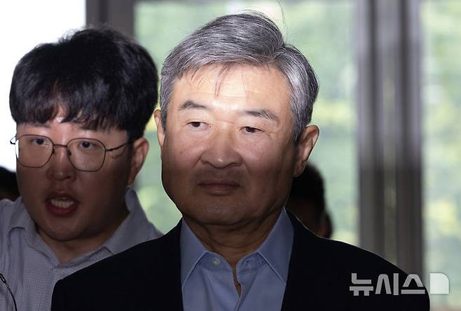 [서울=뉴시스] 황준선 기자 = 조태용 전 국정원장이 8일 오전 서울 서초구 이명현 순직 해병 특별검사 사무실에 조사를 받기 위해 출석하고 있다. 2025.08.08. hwang@newsis.com