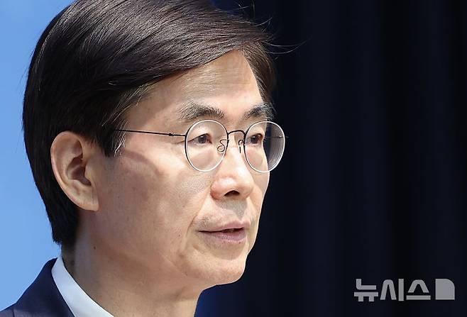 [서울=뉴시스] 김명년 기자 = 조경태 국민의힘 당대표 후보가 8일 오전 서울 여의도 국회 소통관에서 기자회견을 열고 김문수 후보에게 사퇴를 촉구하고 있다. 2025.08.08. kmn@newsis.com
