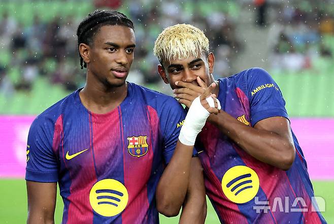 [대구=뉴시스] 이무열 기자 = 지난 4일 대구 수성구 대구스타디움 경기장에서 열린 ‘FC바르셀로나 2025 아시아투어 에디션’ FC바르셀로나와 대구FC의 경기 시작 전 FC바르셀로나 라민 야말과 쥘 쿤데가 대화하고 있다. 2025.08.04. lmy@newsis.com