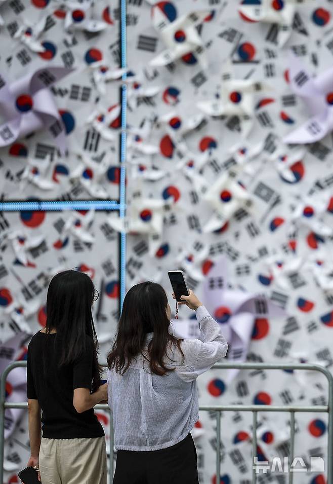 [서울=뉴시스] 정병혁 기자 = 8일 서울 중구 서울광장에 조성된 태극기 언덕에서 시민들이 사진을 찍고 있다. 2025.08.08. jhope@newsis.com