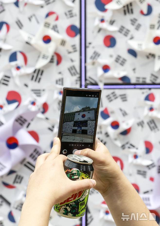 [서울=뉴시스] 정병혁 기자 = 8일 서울 중구 서울광장에 조성된 태극기 언덕에서 시민들이 사진을 찍고 있다. 2025.08.08. jhope@newsis.com