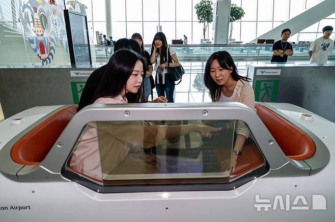 [인천공항=뉴시스] 김선웅 기자 = 8일 인천국제공항 제2여객터미널에서 승객 운송을 위한 실내 자율주행 운송차량(AM)이 운행을 하고 있다. 자율주행 운송차량은 인천국제공항 제2여객터미널 확장구역 동,서편 상하행 4개 노선이며 저녁 혼잡시간대인 16시부터 20시까지 운행한다. (공동취재) 2025.08.08. photo@newsis.com