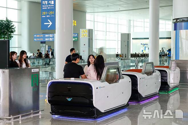 [인천공항=뉴시스] 김선웅 기자 = 8일 인천국제공항 제2여객터미널에서 승객 운송을 위한 실내 자율주행 운송차량(AM)이 운행을 하고 있다. 자율주행 운송차량은 인천국제공항 제2여객터미널 확장구역 동,서편 상하행 4개 노선이며 저녁 혼잡시간대인 16시부터 20시까지 운행한다. (공동취재) 2025.08.08. photo@newsis.com