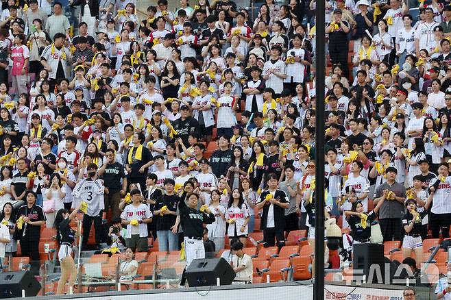 [서울=뉴시스] 배훈식 기자 = 프로야구 600만 관중 돌파를 눈 앞에 둔 17일 오후 서울 송파구 잠실야구장에서 열린 2025 신한 쏠뱅크 KBO리그 LG 트윈스와 NC 다이노스의 경기를 찾은 많은 야구 팬들이 열띤 응원을 하고 있다. 2025.06.17. dahora83@newsis.com