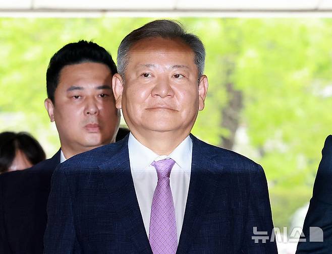 [서울=뉴시스] 이영환 기자 = 내란중요임무종사, 직권남용 권리행사방해, 위증 혐의를 받는 이상민 전 행정안전부 장관이 지난달 31일 오후 서울 서초구 서울중앙지방법원에서 열린 구속 전 피의자 심문(영장실질심사)에 출석하고 있다. 2025.08.08. 20hwan@newsis.com