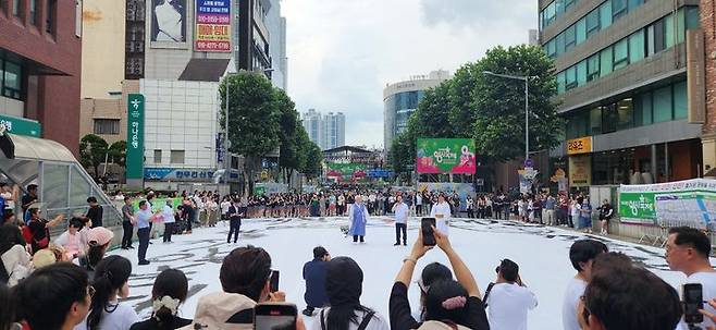 [대전=뉴시스]8일 대전 0시 축제장 인근에서 대형 붓글씨 포퍼먼스가 열려 축제의 시작을 알렸다. 2025. 08. 08 photo@newsis.com  *재판매 및 DB 금지