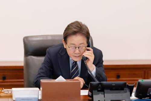이재명 대통령, 로런스 웡 싱가포르 총리와 전화 통화 이재명 대통령, 로런스 웡 싱가포르 총리와 전화 통화     (서울=연합뉴스) 이재명 대통령이 30일 서울 용산 대통령실 청사 집무실에서 로런스 웡 싱가포르 총리와 전화 통화를 하고 있다. 2025.6.30 [대통령실 제공. 재판매 및 DB 금지]     photo@yna.co.kr (끝)   <저작권자(c) 연합뉴스, 무단 전재-재배포, AI 학습 및 활용 금지>