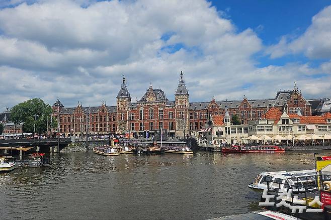 담락(DAMRAK)거리에서 바라본 암스테르담 중앙역 전경. 최원철 기자