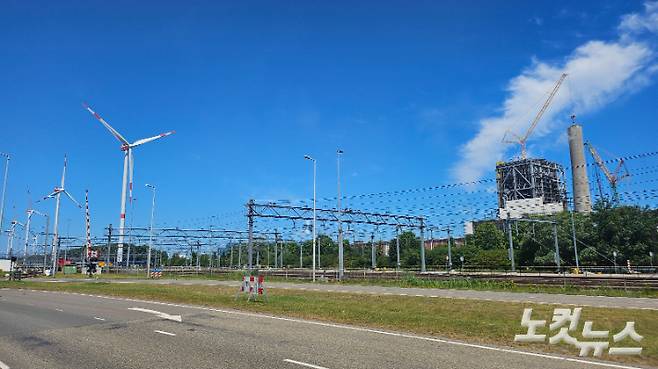 암스테르담 서북부 지역의 한 화력발전소가 철거되고 있다. 왼쪽에는 풍력발전시설이 작동하고 있다. 최원철 기자