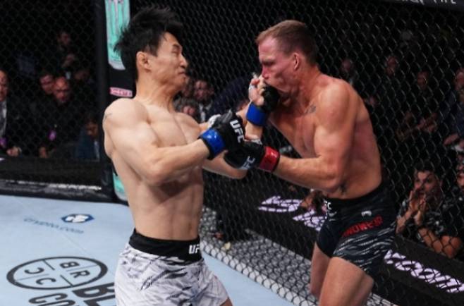네이트 랜드웨어와의 경기에서 펀치를 가격하는 최두호(사진 왼쪽). UFC 제공