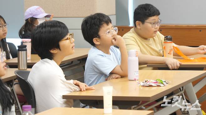 집중해서 영화를 관람하고 있는 아이들. 안은빈 청년인턴