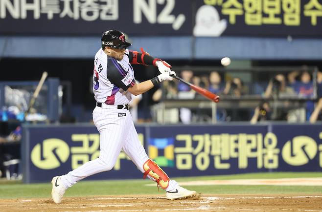 8일 서울 잠실야구장에서 열린 프로야구 한화 이글스와 LG 트윈스의 경기.7회말 2사 1, 2루 LG 오스틴이 1타점 동점타를 치고 있다. 연합뉴스