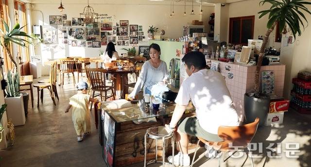 ‘하바나샌드위치클럽’을 찾은 손님들이 쿠바 분위기와 함께 음료를 즐기고 있다.