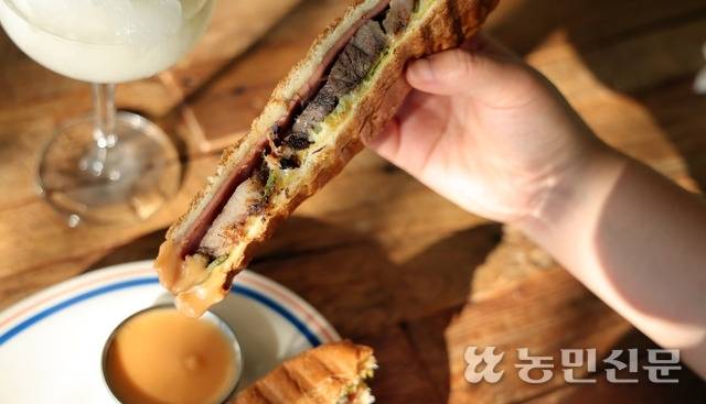 쿠바 샌드위치를 매콤한 특제소스에 찍어 먹으면 이국적인 풍미가 가득 느껴진다.