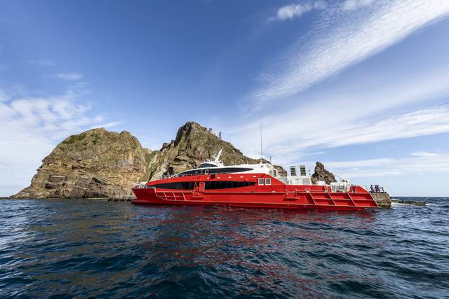 독도에 접근하는 페리. 이미지투데이