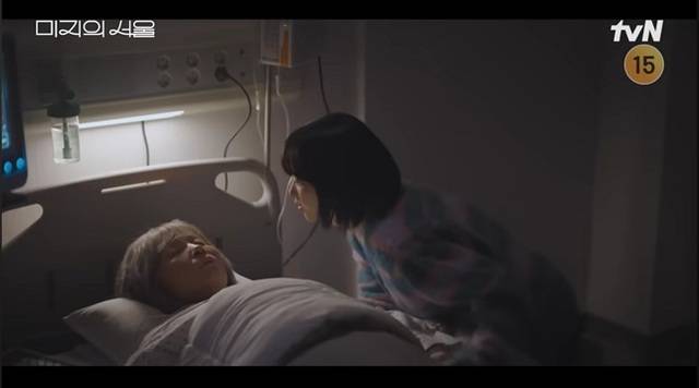 드라마 ‘미지의 서울’에서 미지가 병실에 누워 있는 할머니와 대화를 나누고 있다. tvN ‘미지의 서울’ 영상 캡처