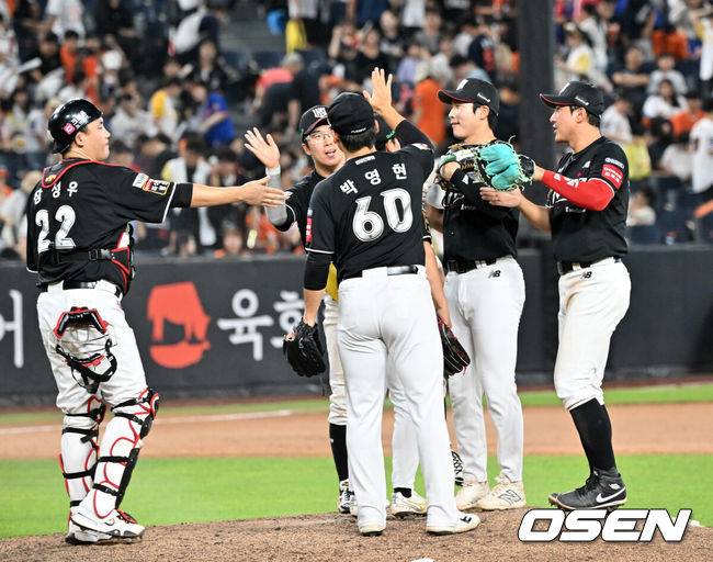 [OSEN=대전, 민경훈 기자] 7일 대전 한화생명볼파크에서 ‘2025 신한 SOL Bank KBO리그’ 한화 이글스와 KT 위즈의 경기가 열렸다. 이 경기에서 KT는 강백호의 9회 역전 홈런에 힘입어 한화에 5-4 역전승을 거뒀다. 2승1패 위닝시리즈를 따낸 KT는 52승51패4무(승률 .505)를 마크했다.60승40패3무(승률 .600)가 된 한화는 이날 잠실 두산전을 승리한 LG(63승41패2무 승률 .606)에 다시 1위 자리를 내주며 2위로 내려앉았다.&nbsp;경기를 마치고 KT 선수들이 마운드에 모여 하이파이브를 하고 있다. 2025.08.07 / rumi@osen.co.kr