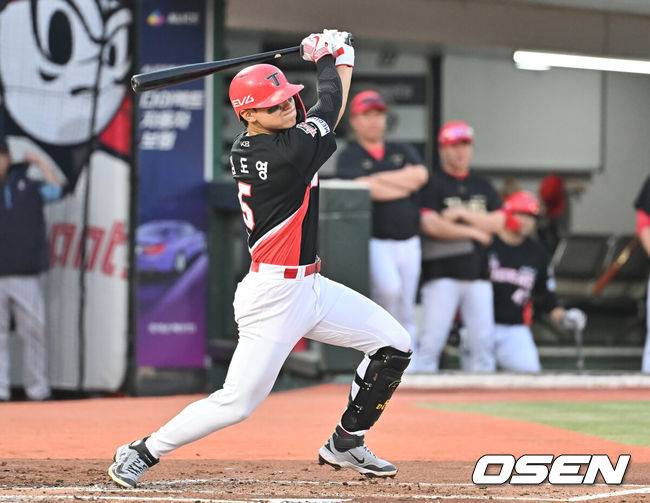 [OSEN=부산, 이석우 기자] 7일 부산 사직야구장에서 2025 신한 SOL 뱅크 KBO 리그 롯데 자이언츠와 KIA 타이거즈의 경기가 열렸다. 홈팀 롯데는 이민석이, 방문팀 KIA는 양현종이 선발 출전했다.KIA 타이거즈 김도영이 3회초 1사 1루 우익수 앞 안타를 치고 있다. 2025.08.07 / foto0307@osen.co.kr