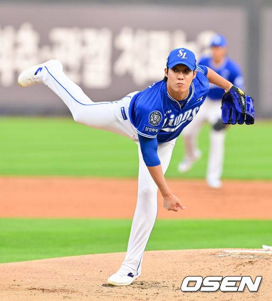 [OSEN=수원, 박준형 기자] 8일 오후 수원 KT위즈파크에서 ‘2025 신한 SOL BANK KBO리그’ KT 위즈와 삼성 라이온즈의 경기가 진행됐다.이날 KT는 소형준을, 삼성은 원태인을 선발투수로 내세웠다.1회말 삼성 선발투수 원태인이 역투하고 있다.   2025.08.08 / soul1014@osen.co.kr
