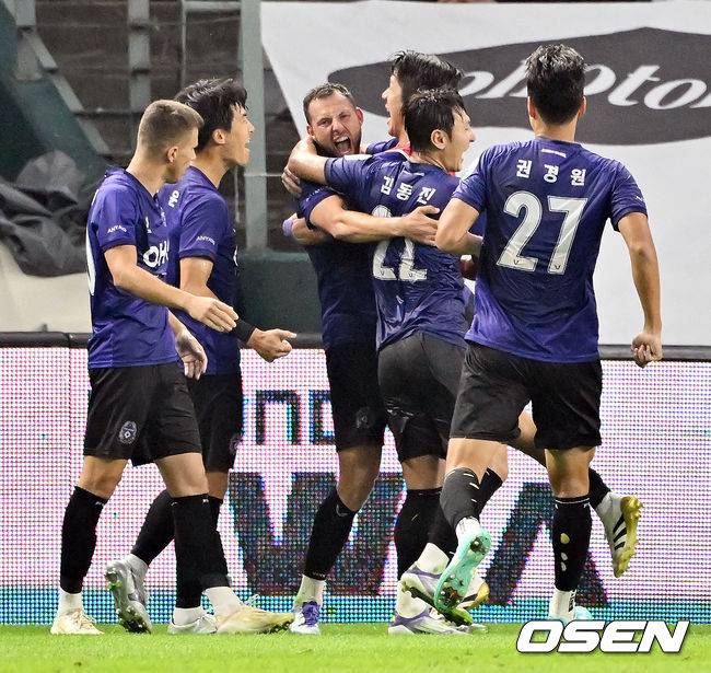 [OSEN=전북, 민경훈 기자] 8일 오후 전주월드컵경기장에서 하나은행 K리그1 2025 25라운드 전북현대와 FC안양의 경기가 열렸다.  전북은 이날 21경기 연속 무패에 도전한다.경기 전 안양 토마스가 동점골에 성공한 후 기뻐하고 있다. 2025.08.08 / rumi@osen.co.kr