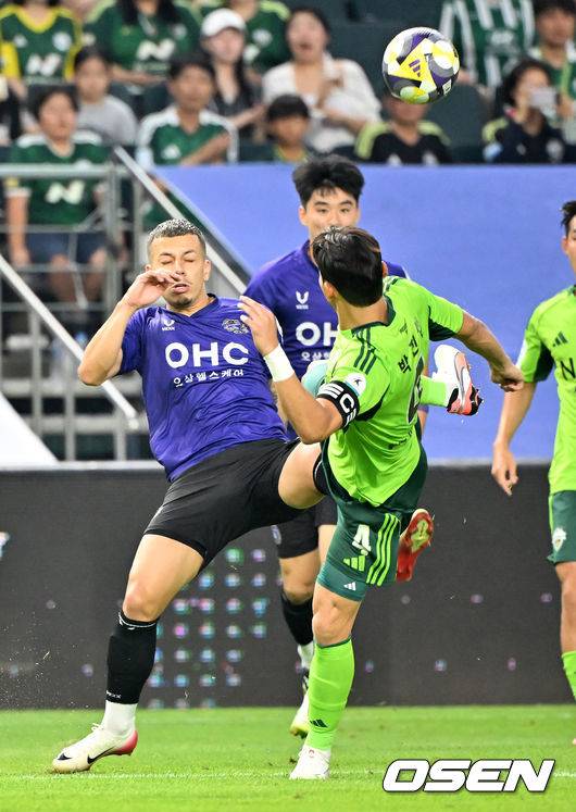 [OSEN=전북, 민경훈 기자] 8일 오후 전주월드컵경기장에서 하나은행 K리그1 2025 25라운드 전북현대와 FC안양의 경기가 열렸다.  전북은 이날 21경기 연속 무패에 도전한다.전반 안양 마테우스와 전북 박진섭이 볼다툼을 하고 있다. 2025.08.08 / rumi@osen.co.kr