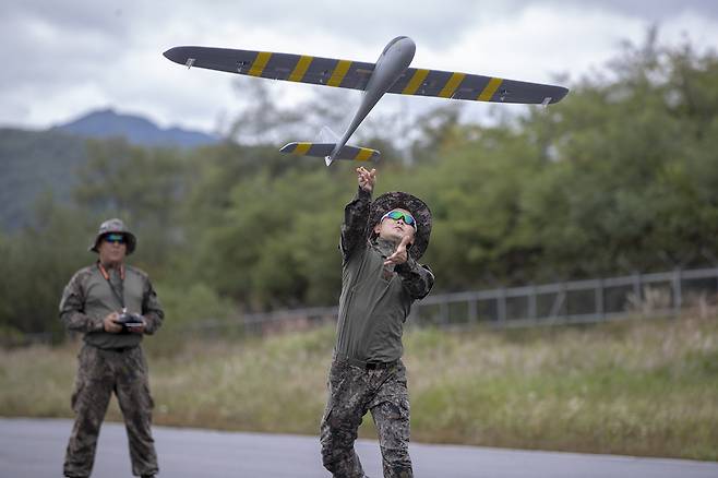 육군 장병들이 투척식 무인기를 하늘로 띄우고 있다. 세계일보 자료사진