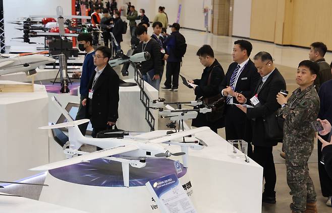 관계자들이 수직이착륙 드론을 살펴보고 있다. 세계일보 자료사진
