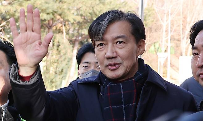 지난 2024년 12월 16일 자녀 입시 비리와 청와대 감찰 무마 등 혐의로 기소돼 징역 2년 형이 확정된 조국혁신당 조국 전 대표가 경기도 의왕 서울구치소 앞에서 수감되기 전 지지자들을 향해 지지자들을 향해 손을 흔들고 있다. 연합뉴스