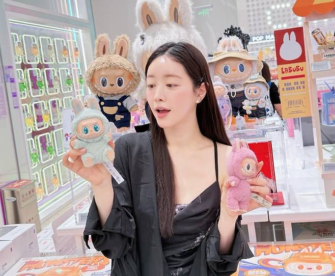 배우 홍수아가 캐릭터 인형 ‘라부부’가 가득한 곳에서 근황을 전했다. 홍수아 SNS 캡처