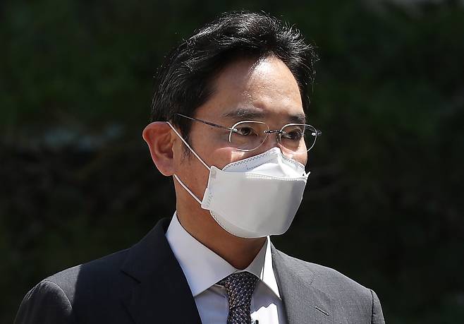 2022년 8월 12일&nbsp;이재용 삼성전자 부회장이 12일&nbsp; 서초구 서울중앙지방법원에서 열린 회계부정, 부당합병 혐의 관련 1심 속행공판에 출석했다가 법원을 나서며 '광복절 복권'과 관련한 취재진의 질문에 "국가 경제 위해 열심히 뛰겠다"고 답하고 있다. 뉴시스