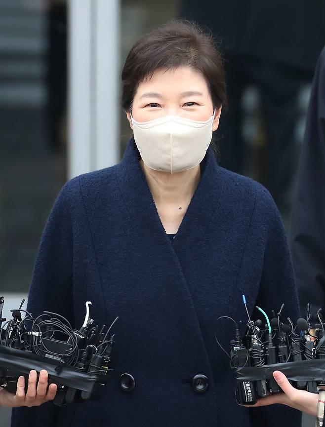 2022년 3월 24일&nbsp;박근혜 전 대통령이 서울 강남구 삼성서울병원에서 퇴원하며 취재기자들의 질문에 답하고 있다.