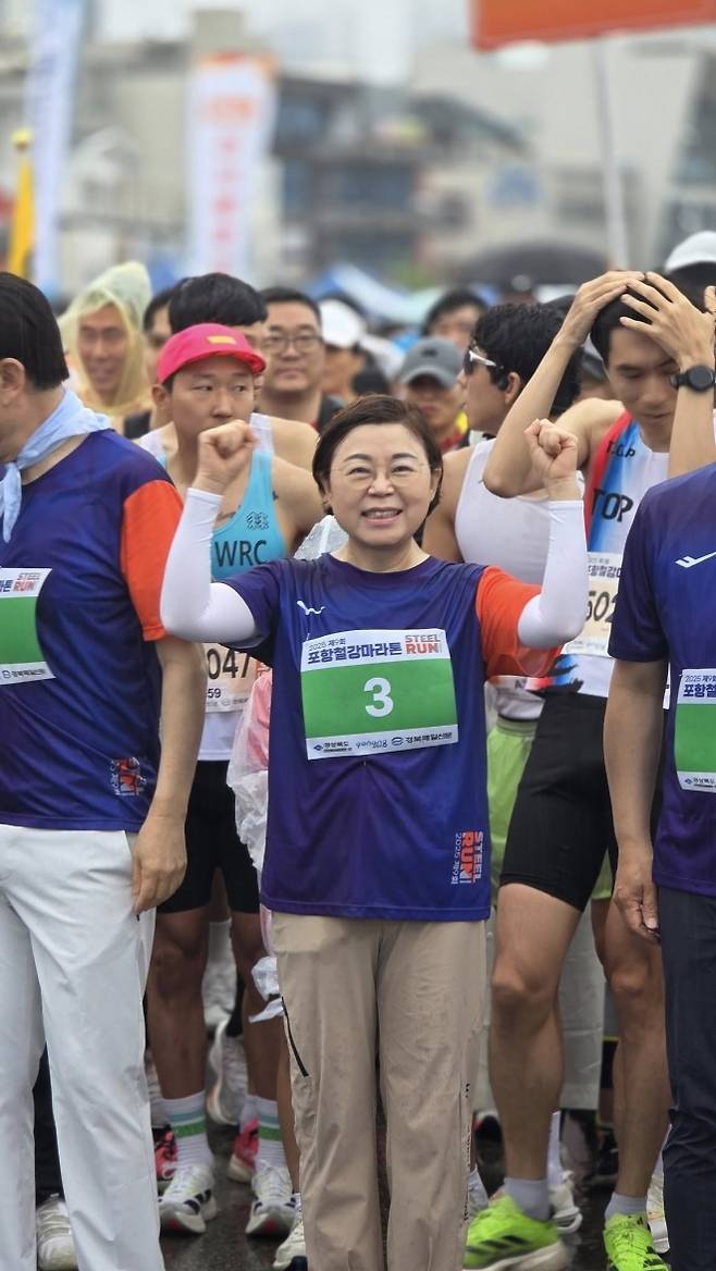 포항철강마라톤 - 김정재 국민의힘 정책위의장이 6월 14일 경북 포항 영일대 해수욕장 일대에서 열린 포항 철강마라톤에 참석했다.