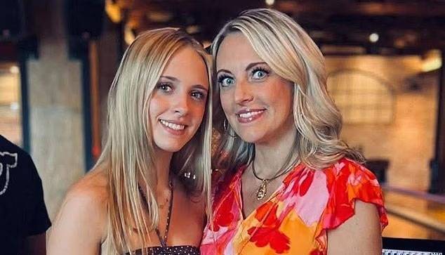 사망한 애셔 왓킨스의 딸 사바나(왼쪽)와 전 부인 코트니. 사파리 사고 당시 남아프리카공화국에 함께 머물렀던 가족으로 사망 소식에 큰 충격을 받은 것으로 전해졌다. 사바나는 현재 10대 중반으로 알려졌으며 왓킨스와 코트니는 이혼 후에도 딸 양육을 함께해왔다. 출처=헬스트레인닷컴