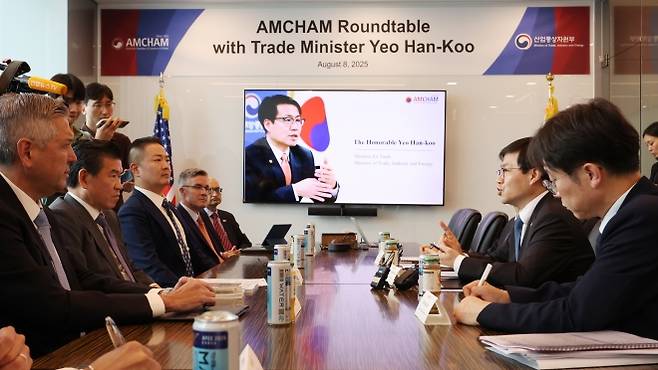 암참 방문한 여한구 통상교섭본부장 - 여한구(오른쪽 두 번째) 산업통상자원부 통상교섭본부장이 8일 서울 영등포구 여의도 주한미국상공회의소(AMCHAM)를 방문해 한미 관세협상 결과를 설명하고 있다. 2025. 8. 8. 연합뉴스