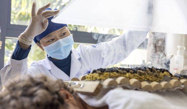 중국 하이난 보아오러청 의료관광특구서 관광객이 시술받는 모습. AP연합뉴스