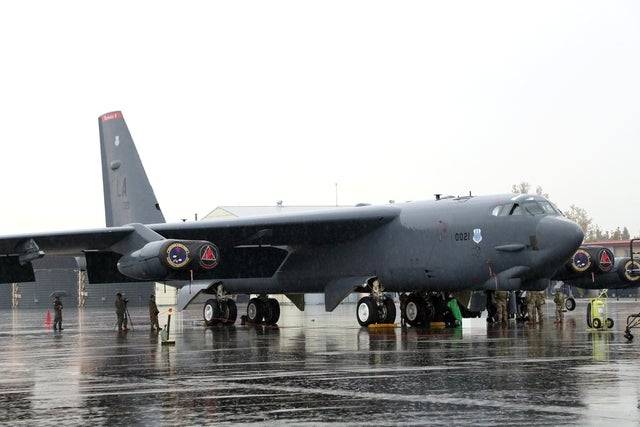 지난 2023년 10월 충북 청주시 한 공군기지에 미 공군의 전략폭격기 B-52H ‘스트래토포트리스’가 착륙해 주기돼 있다. B-52 폭격기가 국내 공군기지에 착륙하는 것은 처음이다. 사진 제공=국방일보