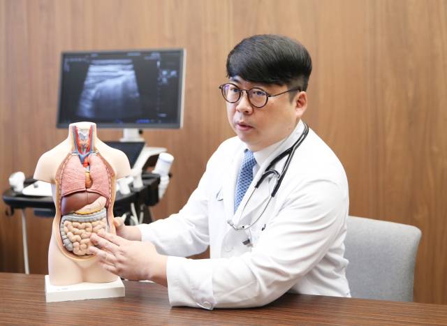 오석희 서울아산병원 소아청소년과 교수가 소아 염증성장질환의 조기진단 및 치료의 중요성에 대해 설명하고 있다. 사진 제공= 서울아산병원