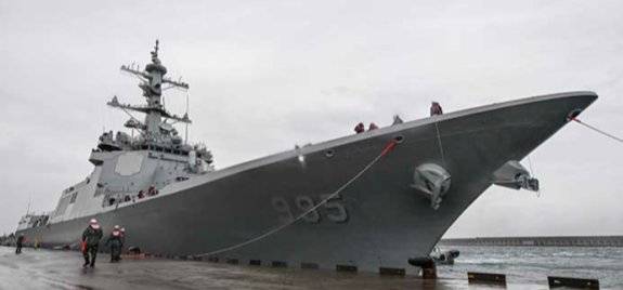 한국 해군의 이지스함인 정조대왕함이 기동함대사령부 모항인 해군제주기지에 처음 입항하고 있다. 해군