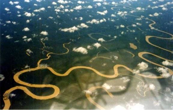 콜롬비아 아마소나스주의 주도 레시티아 상공에서 내려다본 아마존 강. 동아DB