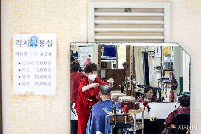 7월14일 전북 전주시 각시 미용실에서 김미선 원장이 손님의 머리를 손질하고 있다. ⓒ시사IN 박미소