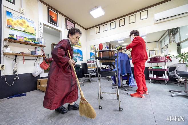각시 미용실에서 손님이 직접 빗자루로 바닥을 쓸고 있다. ⓒ시사IN 박미소