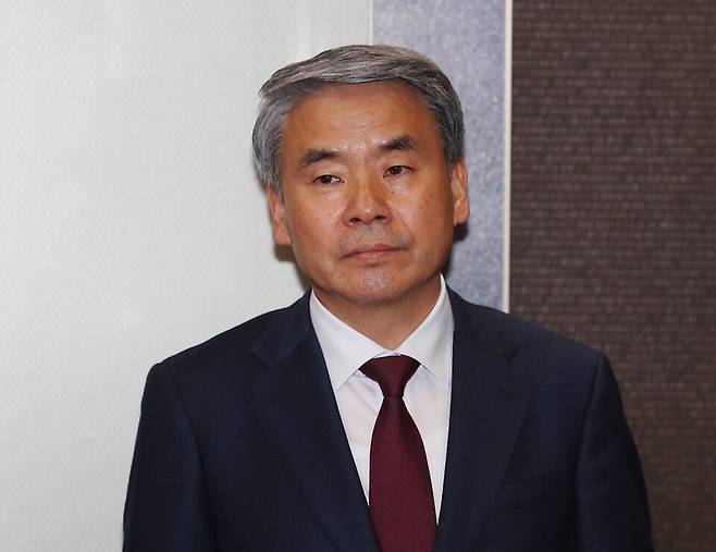 방산협력 관계부처 주요 공관장 회의에 참석하는 이종섭 주호주대사가 지난해 3월28일 정부서울청사 외교부 회의장으로 향하고 있다. ⓒ연합뉴스