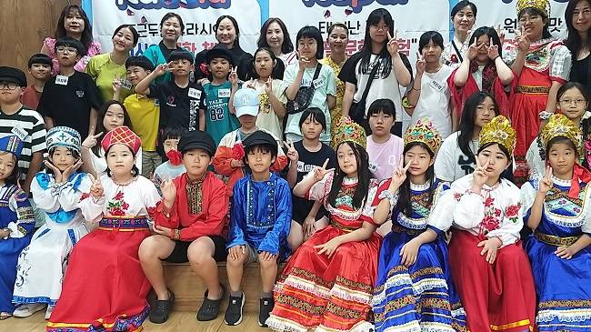 여름방학 특강 '떠나보자 세계문화 체험캠프' 참가자들 기념촬영 ⓒ안산시 제공
