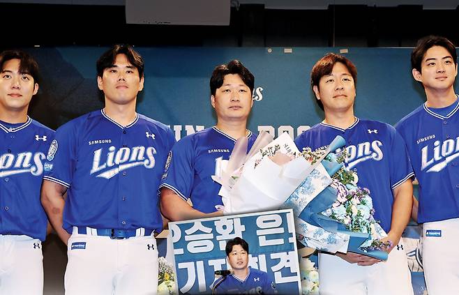 삼성 오승환(가운데)이 7일 인천 연수구 오라카이 호텔에서 기자회견을 갖고 은퇴를 직접 발표했다. 삼성 후배인 원태인, 김재윤(왼쪽부터), 구자욱, 강민호(오른쪽부터)가 함께 참석해 기념촬영 하고 있다. 인천 | 연합뉴스